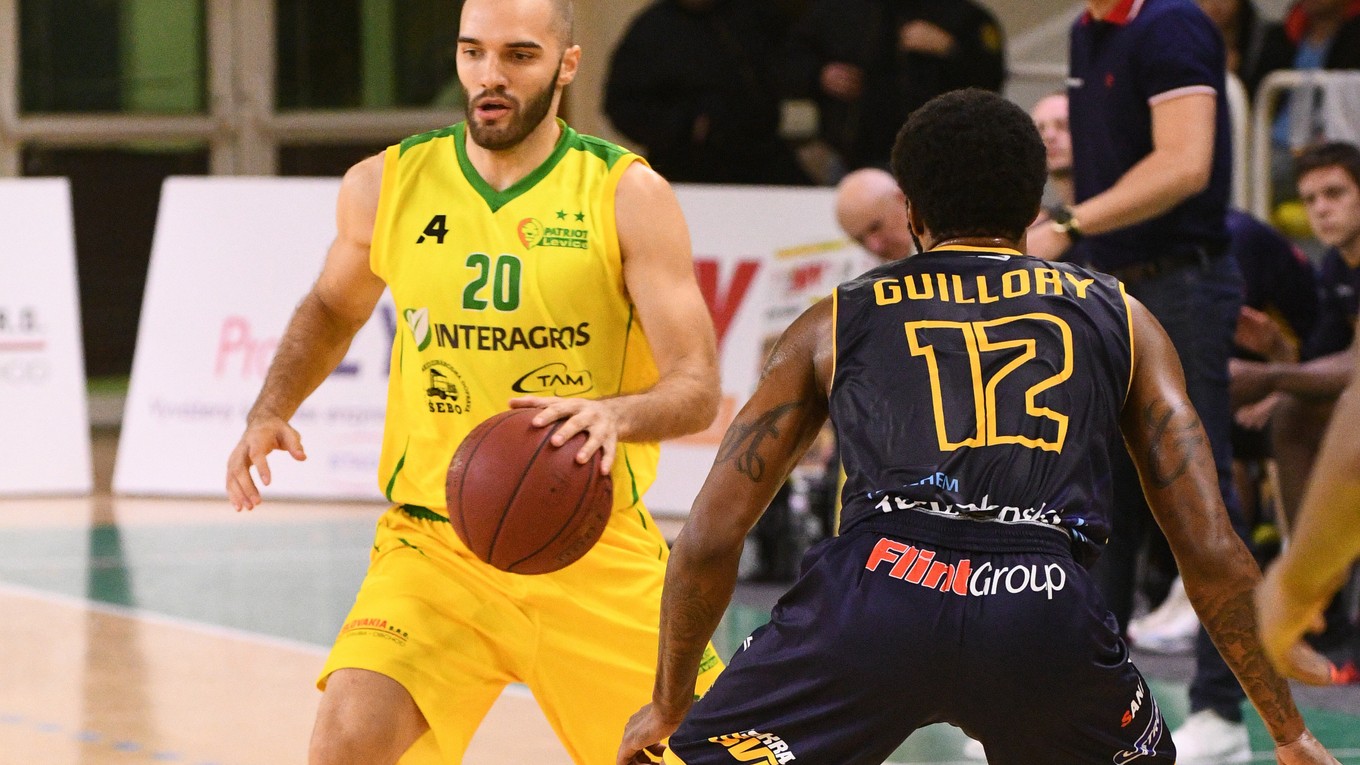 Boban Tomič z Levíc (vľavo) a Andrew Guillory zo Svitu