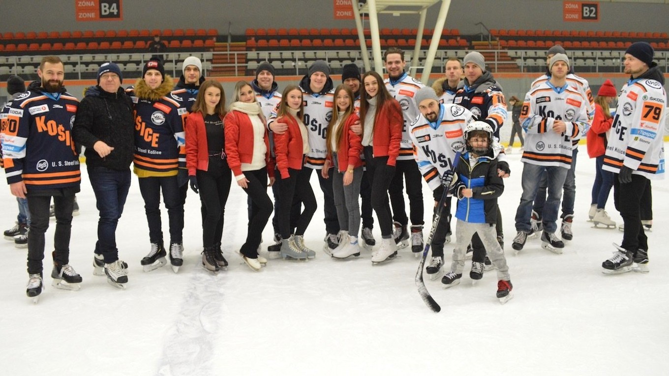 Košickí hokejisti potešili fanúšikov spoločným korčuľovaním.
