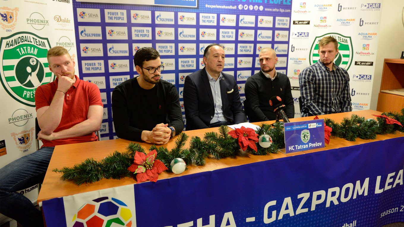 Početná prešovská enkláva na tlačovej konferencii pred súbojom s Brestom. Zľava Carapkin, Cvitkovič, tréner Goluža, generálny manažér Benický a Čupryna.