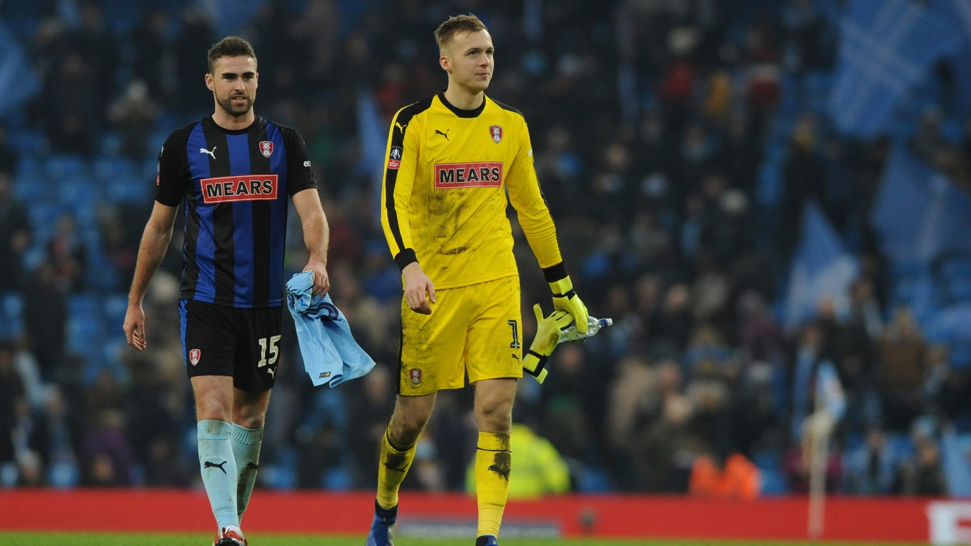 Futbalový gigant Manchester City v pohári druholigistu nešetril, slovenskému gólmanovi Marekovi Rodákovi (vpravo) nadelil sedem gólov.