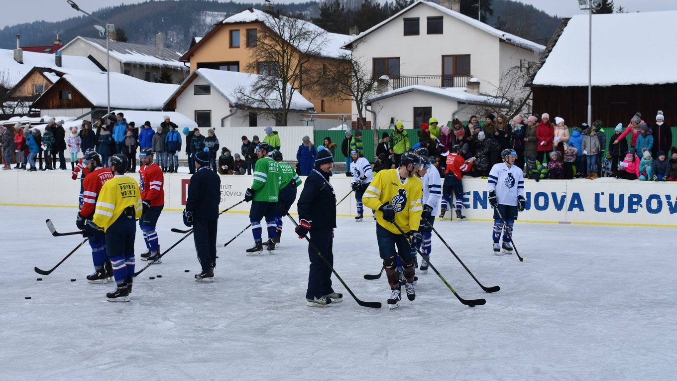 Popradskí hokejisti si zatrénovali v Novej Ľubovni pod holým nebom.