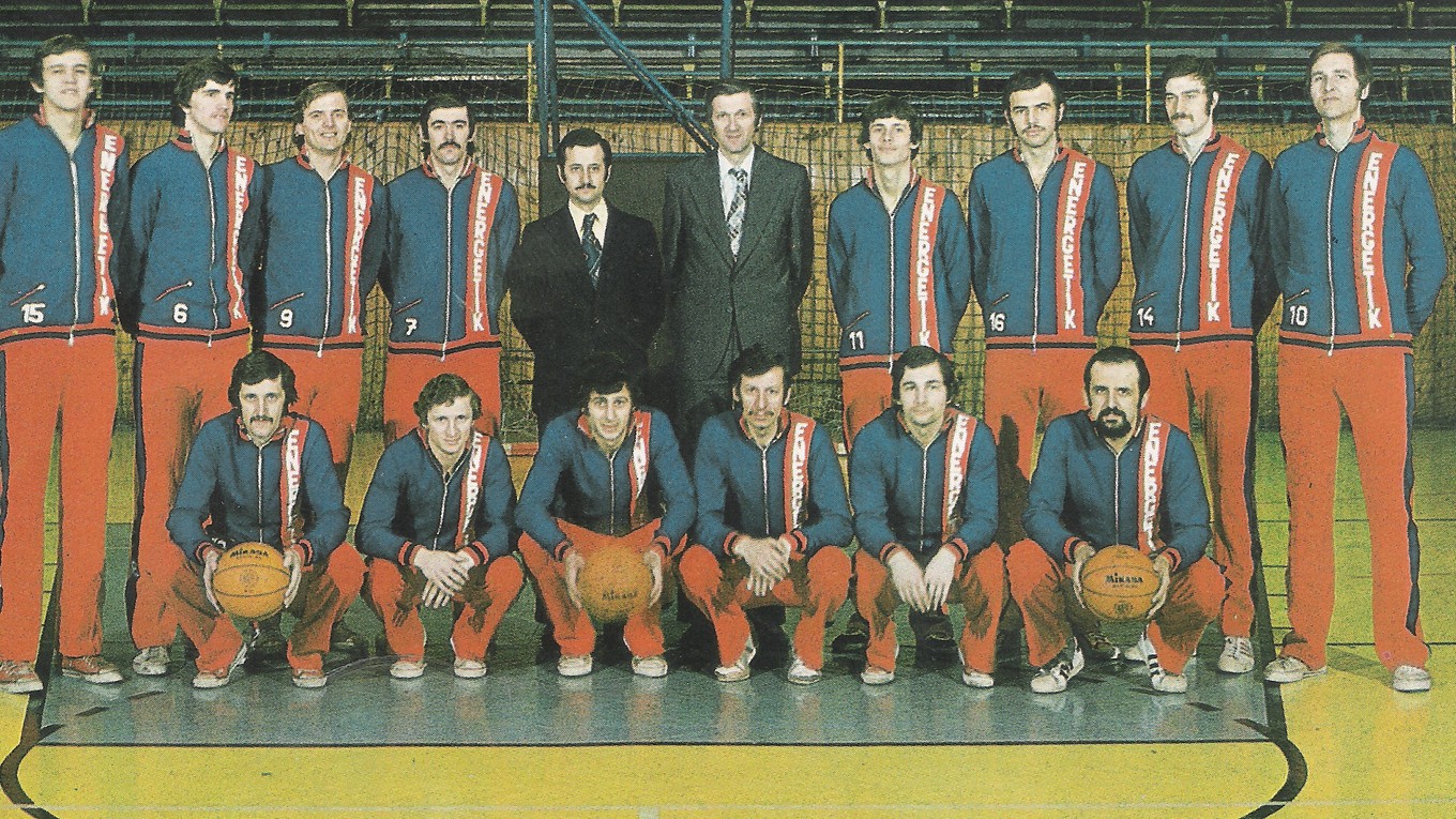 Družstvo Slávie VŠT Košice z roku 1977. Jiří Zídek celkom vpravo v hornom rade.