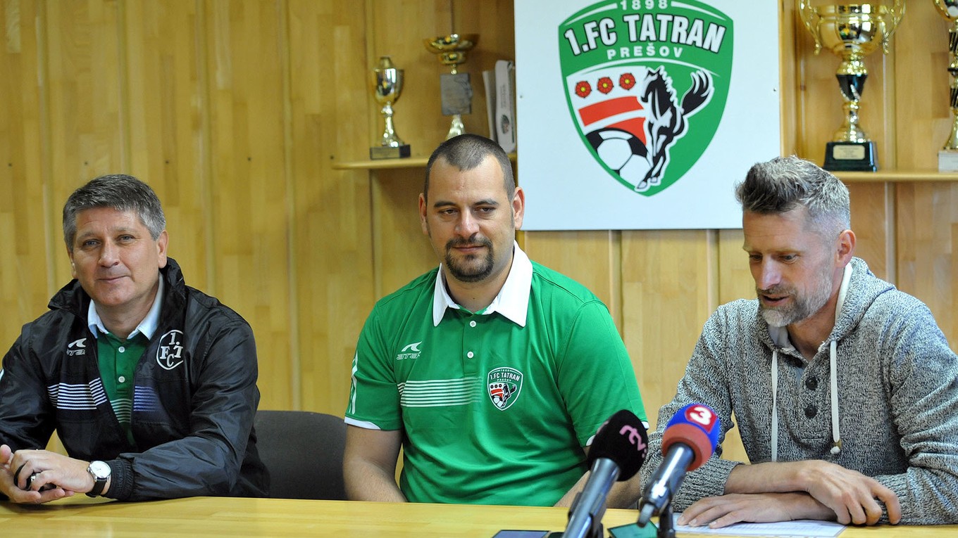 V strede sediaci Daniel Dadej sa spomína ako možná náhrada za  končiaceho generálneho manažéra Mareka Trávnička (vpravo).
