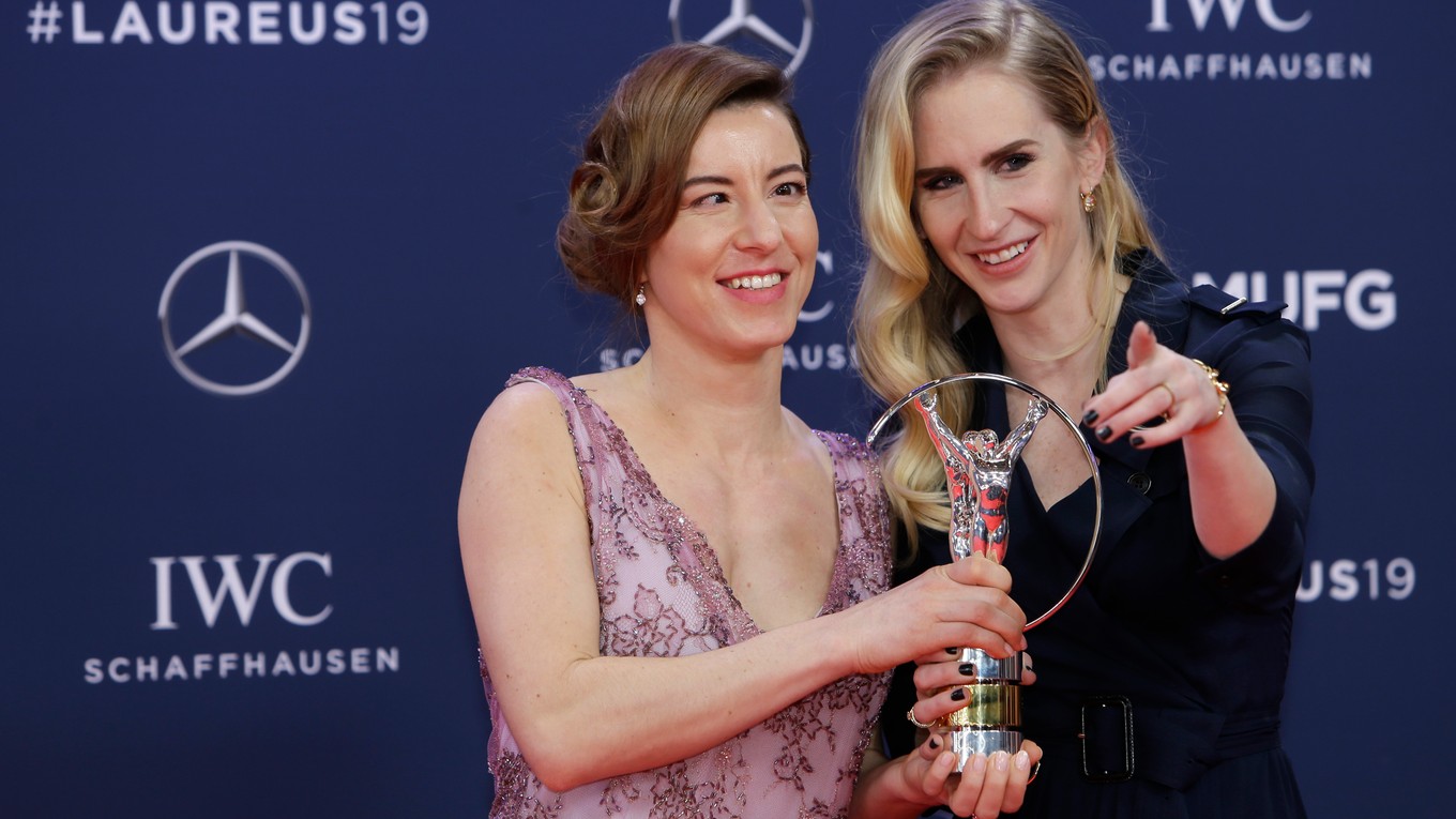 Slovenská paralympionička Henrieta Farkašová (vľavo) s jej navádzačkou Natáliou Šubrtovou pózujú s cenou počas slávnostného odovzdávania prestížnych športových cien Laureus World Sports Awards, v Monte Carlo.