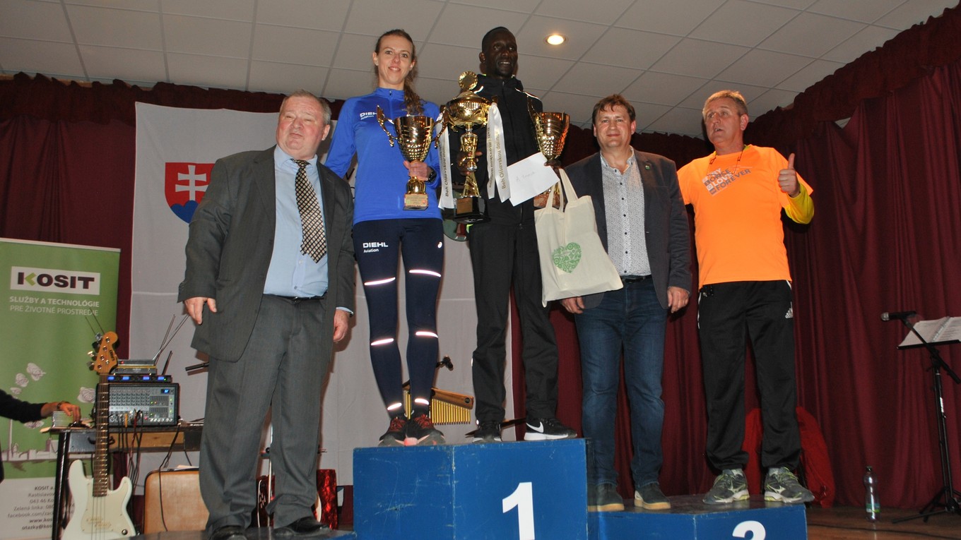 Absolútny víťaz a víťazka ženskej kategórie s organizátormi.