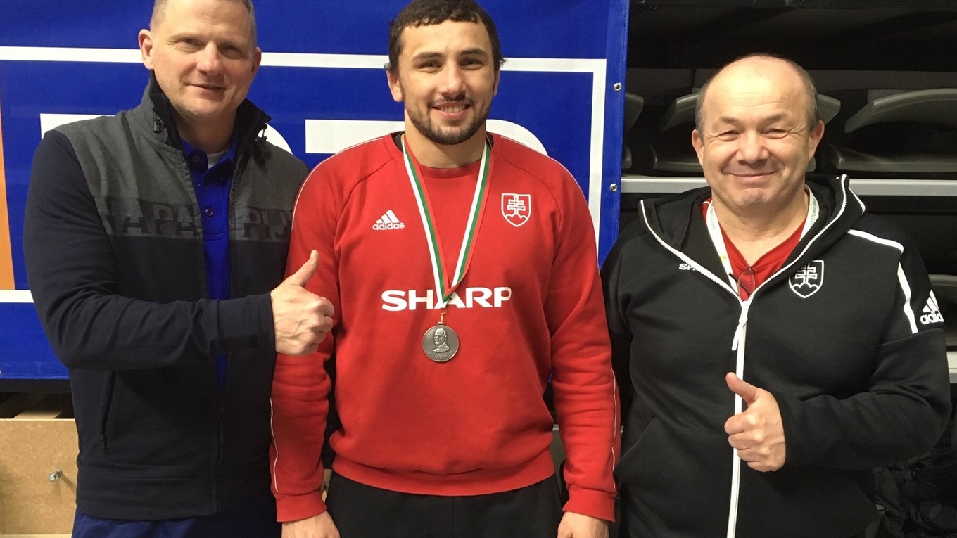 Zľava prezident ZK Košice Ján Tokár ml., Boris Makojev a jeho otec i tréner Achsar sa tešia z bronzovej medaily.