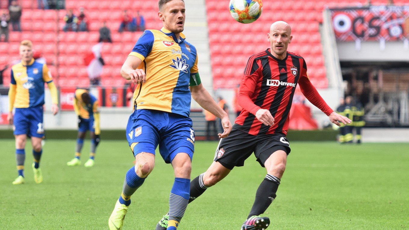 Košičan Tomáš Huk (vľavo) je kapitánom a oporou Dunajskej Stredy.