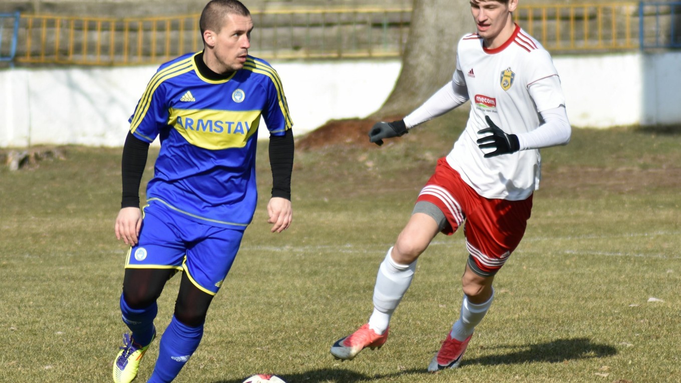 Kanonier Ján Novák (vľavo) v druhom zápase po sebe strelil víťazný gól Slavoja.