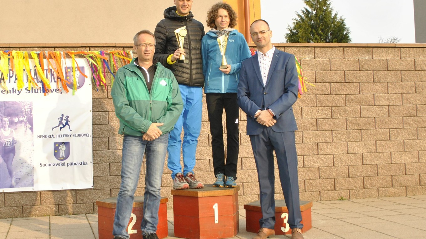 Absolútny víťaz a víťazka s hlavnými organizátormi.