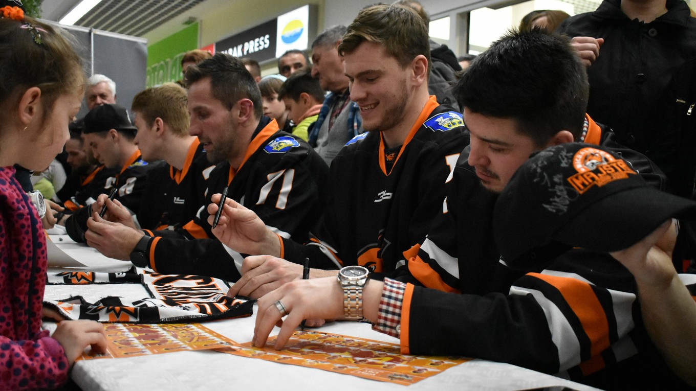 Michalovčania potešili svojich fanúšikov podpismi počas autogramiády.