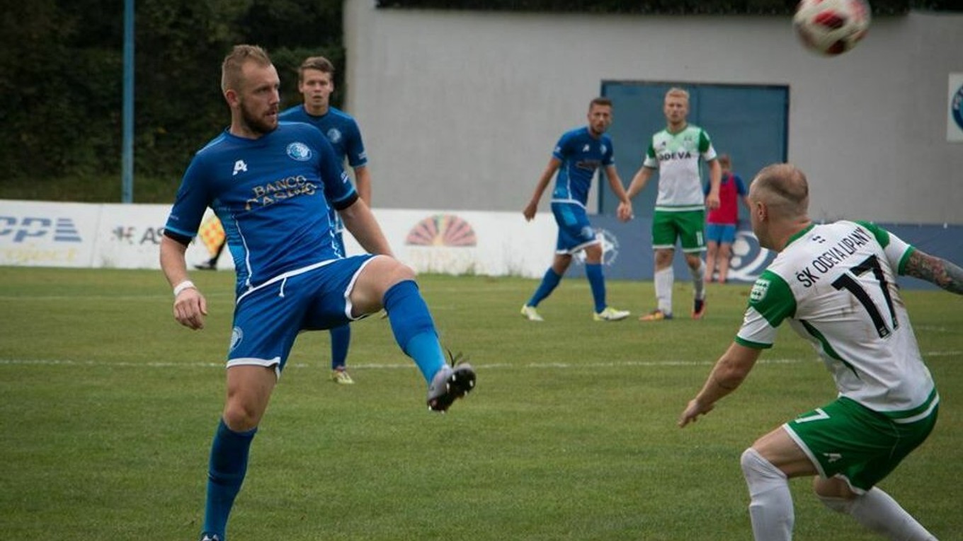 Juraj Hovančík (vľavo) v drese Lokomotívy proti Lipanom. V sobotu tu bude presne opačne.