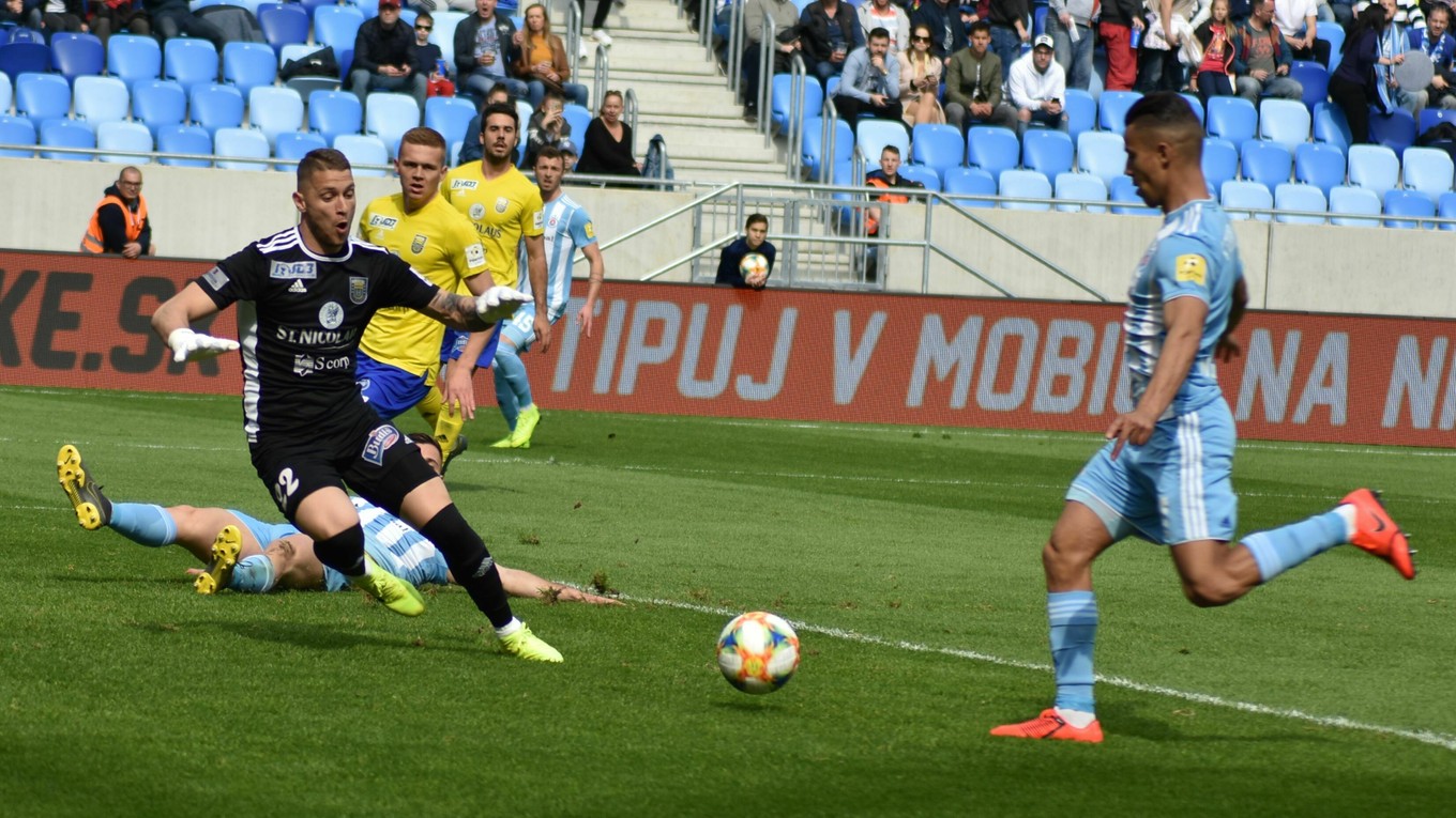 Slovanista Moha (vpravo) práve strieľa prvý gól do siete Michaloviec.