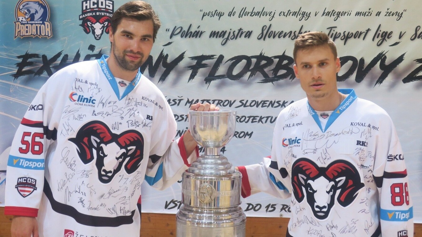 V. Mihálik (vľavo) a D. Bortňák vlani spoločne pózovali s majstrovskou trofejou v rodnom Sabinove. Teraz o ňu bojujú znova, ale už ako súperi.