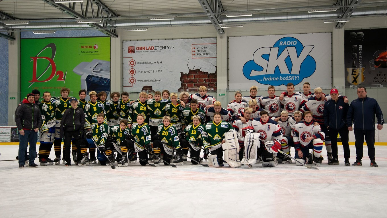 Slováci so Švajčiarmi spoločne pózovali pred objektívmi fotoaparátov.