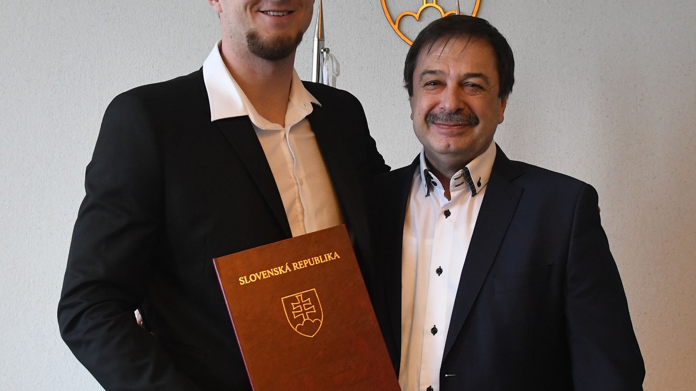 Igor Čupryna (vľavo) prevzal oficiálny dekrét z rúk prednostu OÚ Emila Chlapečka.