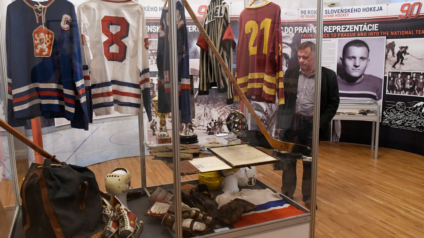 Na výstave môžu návštevníci okrem iného vidieť aj to ako sa postupne vyvíjala hokejová výstroj.