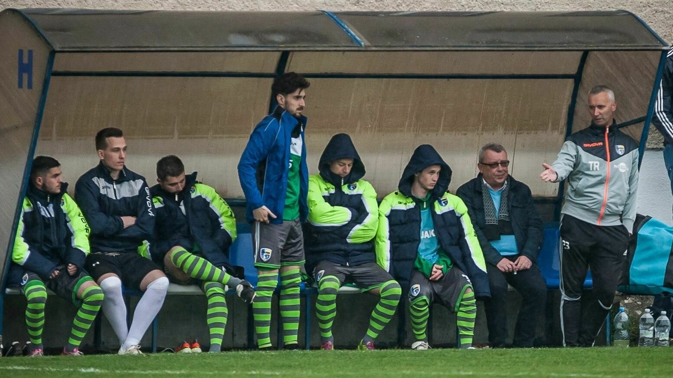 Šarišanom sa v jari vôbec nedarí, ich tréner Ondrej Desiatnik (vpravo) verí, že sa to čoskoro zlomí.