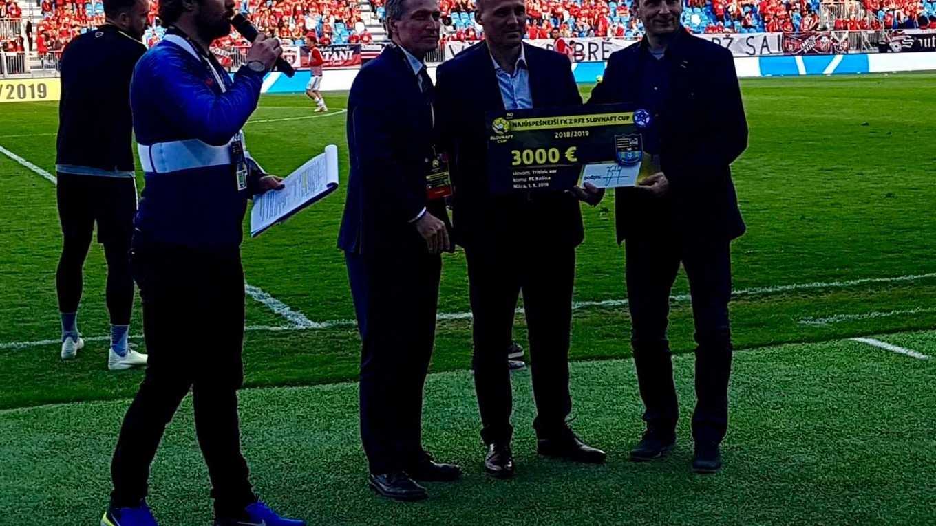 Roman Šimko a Pavol Turczyk (v poradí sprava) pózujú šo šekom pre najlepší regionálny tím v tohtoročnom Slovnaft Cupe.