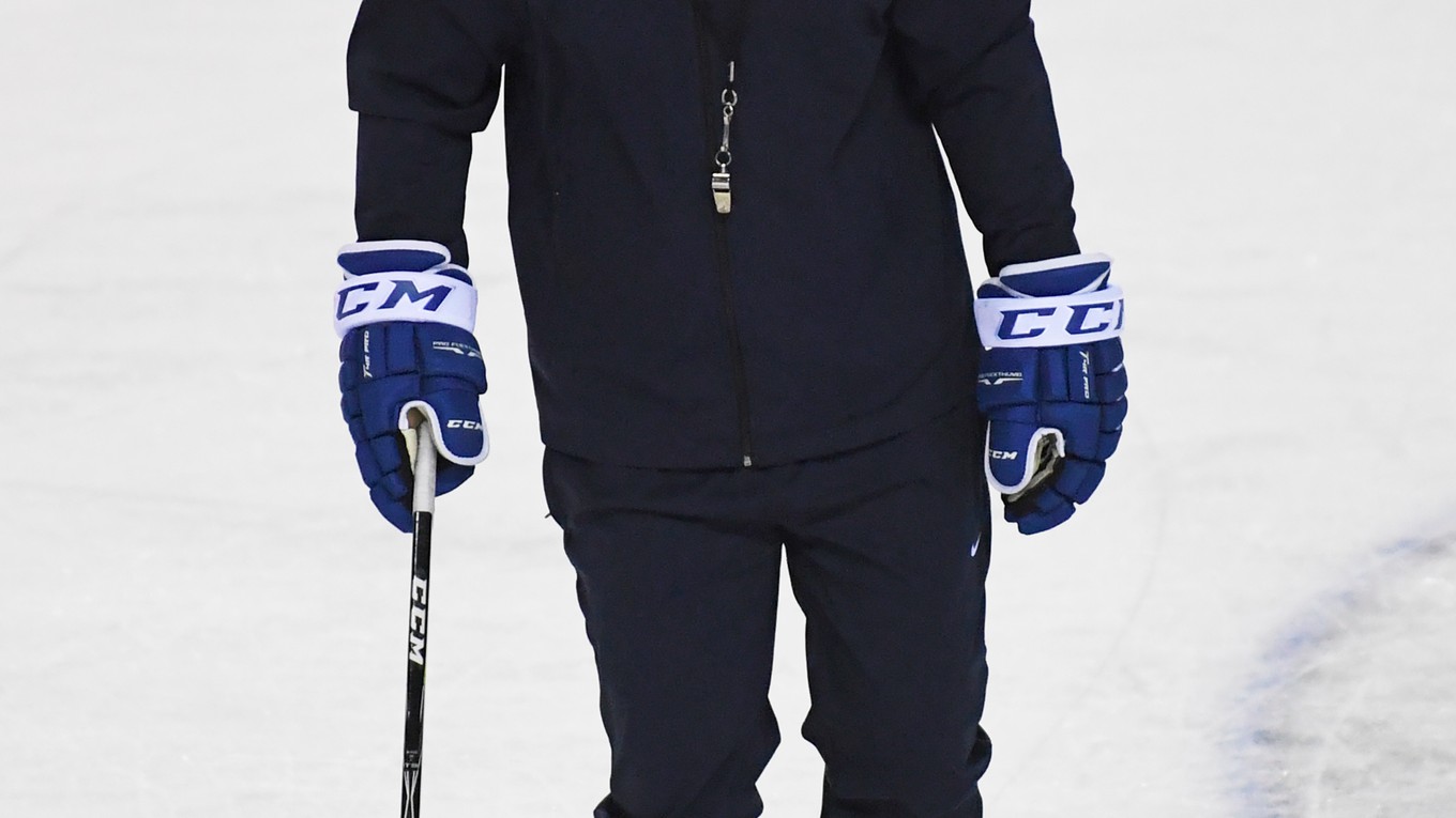 Asistent trénera Andrej Podkonický počas tréningu slovenských hokejových reprezentantov.