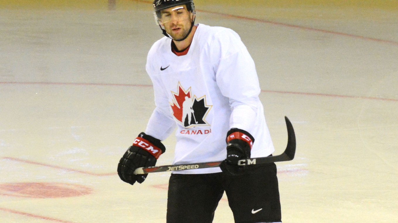 John Tavares úvodný tréning Kanaďanov nedokončil, zranil sa v hornej časti tela.