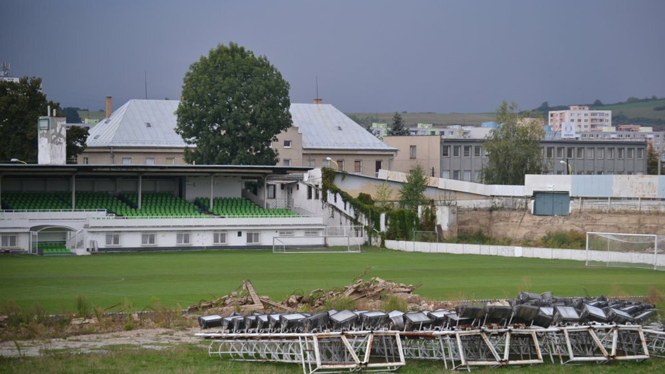 Prešovský štadión v troskách. Symbolizuje to stav celého futbalu v treťom najväčšom slovenskom meste.