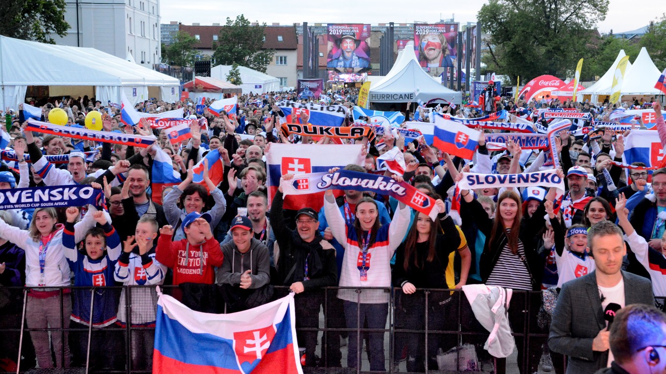 Fanzóna v Kulturaprku bola na večerný zápas plná.