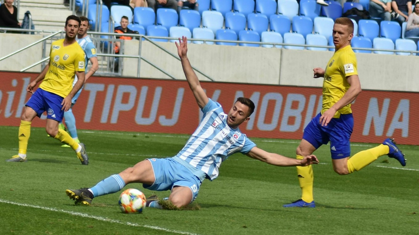 Jakub Grič (vpravo) urobí všetko pre to, aby Andraž Šporar (v páde) svoje gólové konto neobohatil.