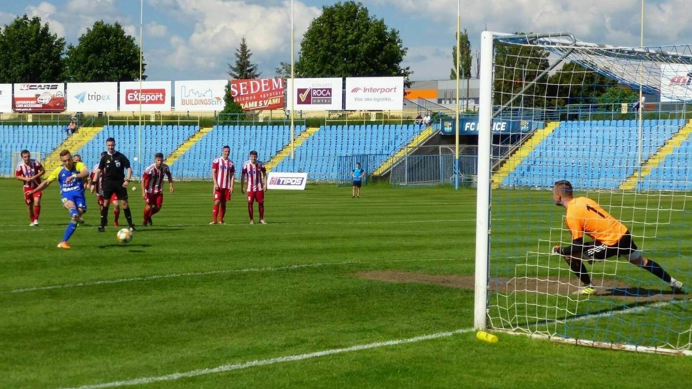 Oleg Višnevskij práve premieňa pokutový kop a dáva víťazný gól FC Košice proti Stropkovu.