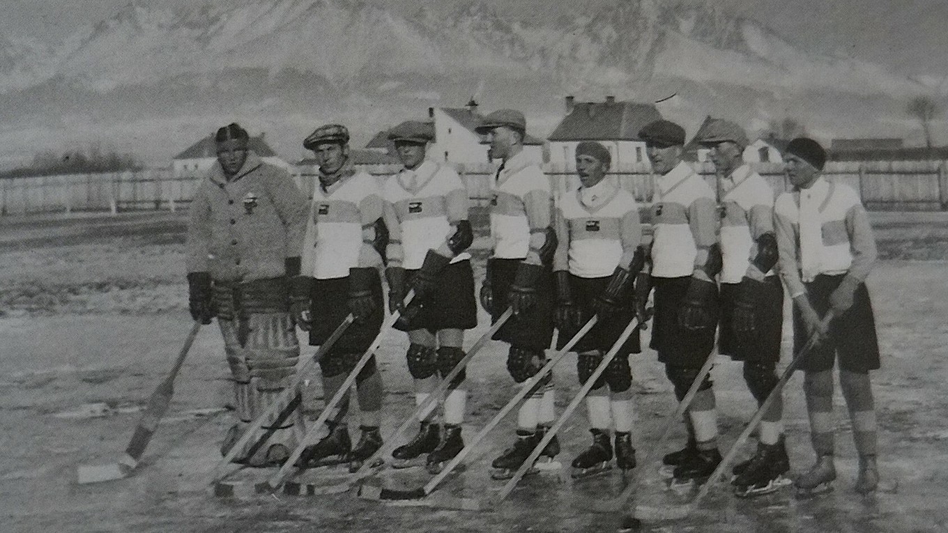 Fotografia z prvého zápasu v histórii Popradu. Z prvého dielu publikácie Dejiny hokeja v Poprade.