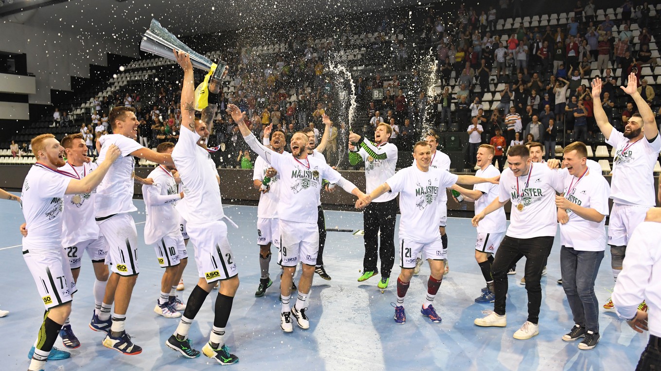 Na snímke hádzanári Tatrana Prešov oslavujú zisk v poradí 15. slovenského majstrovského titulu 25. mája 2019 v Prešove. 