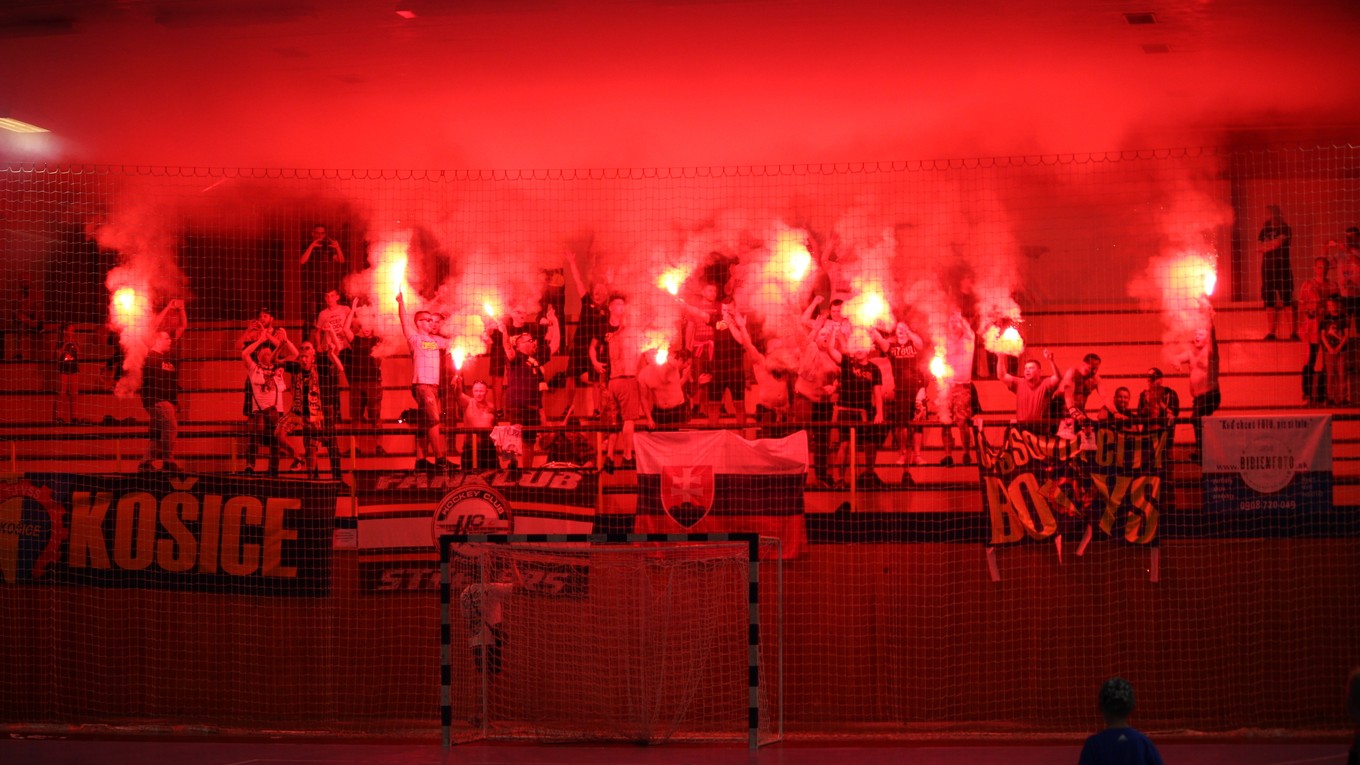 V prvom zápase baráže o extraligu bola v Košiciach ohnivá atmosféra.
