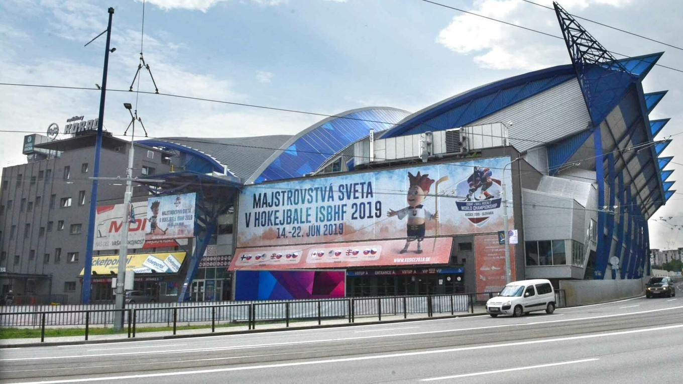 Steel Aréna pomaly mení svoj vzhľad pred majstrovstvami sveta v hokejbale.