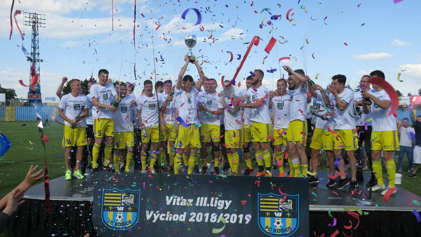 Futbalisti FC Košice oslavujú postup do druhej ligy.