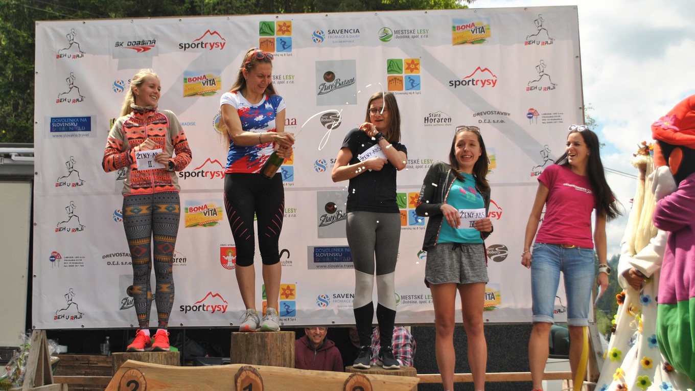 Víťazka Timea Mihoková oslavovala šampanským.