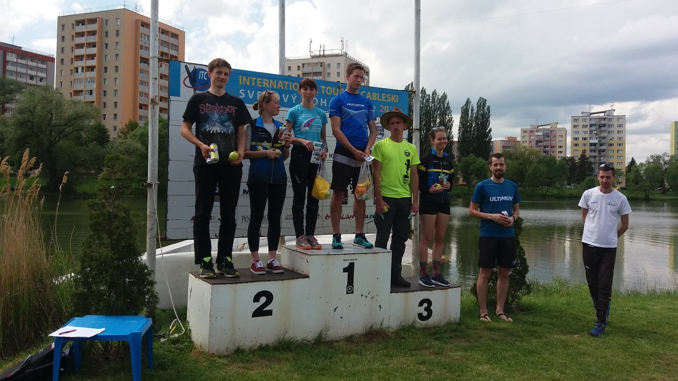 Najrýchlejší muži i ženy na stupňoch víťazov.