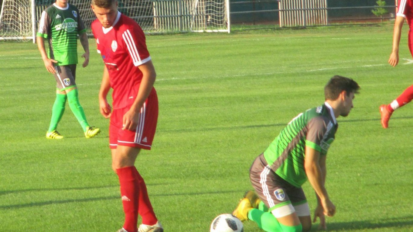 Plavničan Matúš Perháč (vľavo) strieľa v jari dôležité góly. V nedeľu dal víťazný proti Krompachom.