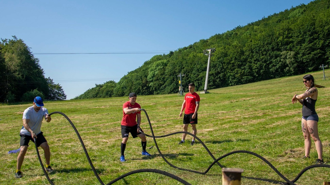 Na Jahodnej trénovali košickí hokejisti aj s lanami.