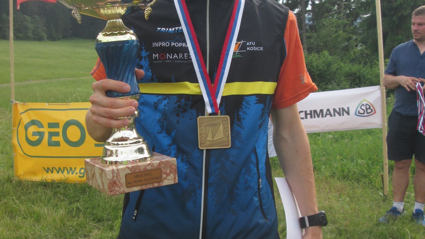 Michal Krajčík s víťazným pohárom.