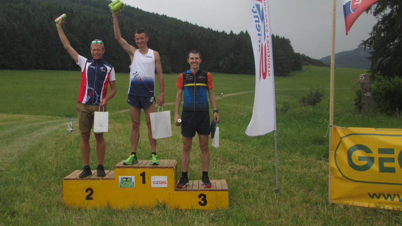 Stupeň víťazov na pretekoch v Lietave: zľava druhý Jonáš, víťazný Dávidík a tretí Krajčík.