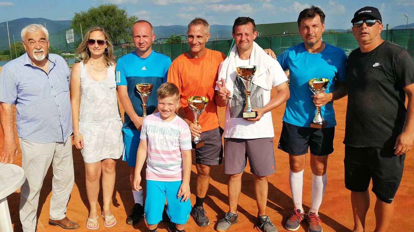 Zľava starosta Čane M. Rečka, pozostalá manželka J. Janotková, P. Petrovský, P. Schreiber, M. Kolesár, T. Veme, I. Hančár. Dole syn Viktora Janotku Lukáš.
