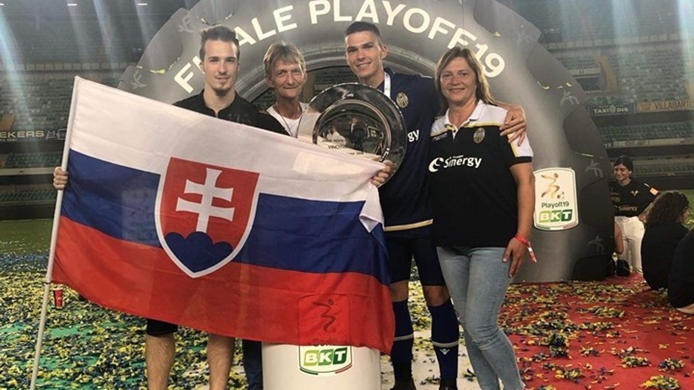 Ľubomír Tupta (druhý sprava) slávi postup do najvyššej talianskej súťaže. Spolu s mamou Jaroslavou, otcom Ľubomírom st. a talianským fanúšikom, ktorého srdcovkou je Slovensko.