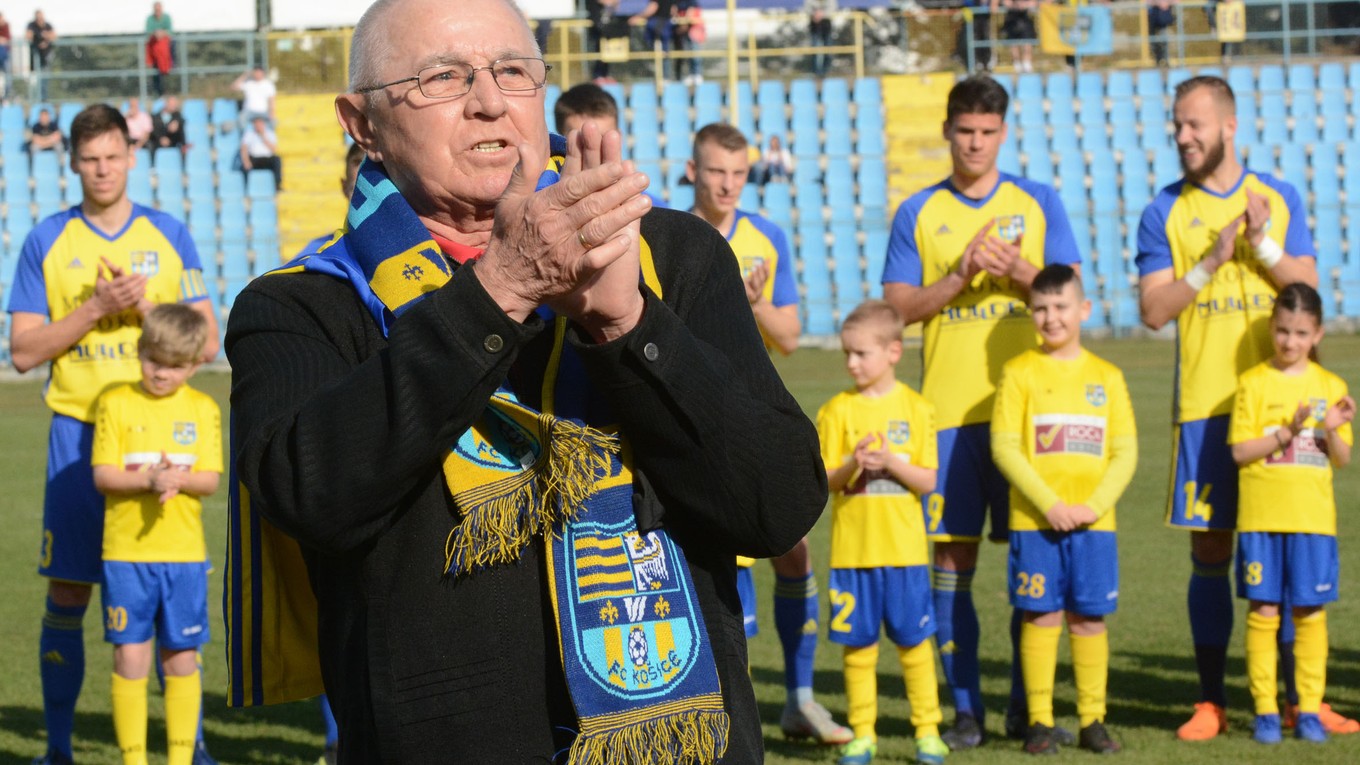 Klub FC Košice si na jar uctil Gejzu Farkaša pri jeho životnom jubileu - 70 rokov.