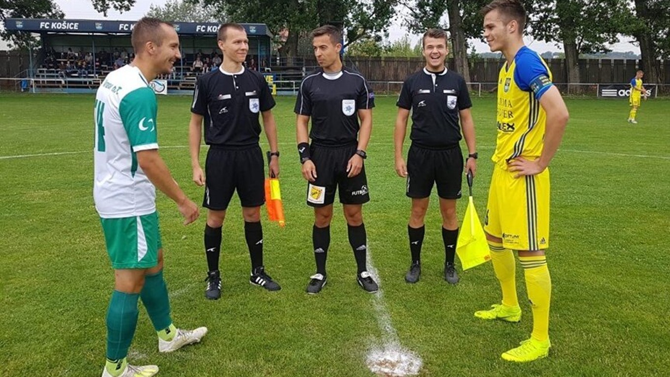 Kapitánsku pásku si vyskúšali novici v oboch táboroch. Na košickej strane Samuel Kuc (vpravo), na vranovskej Jakub Verčimák.