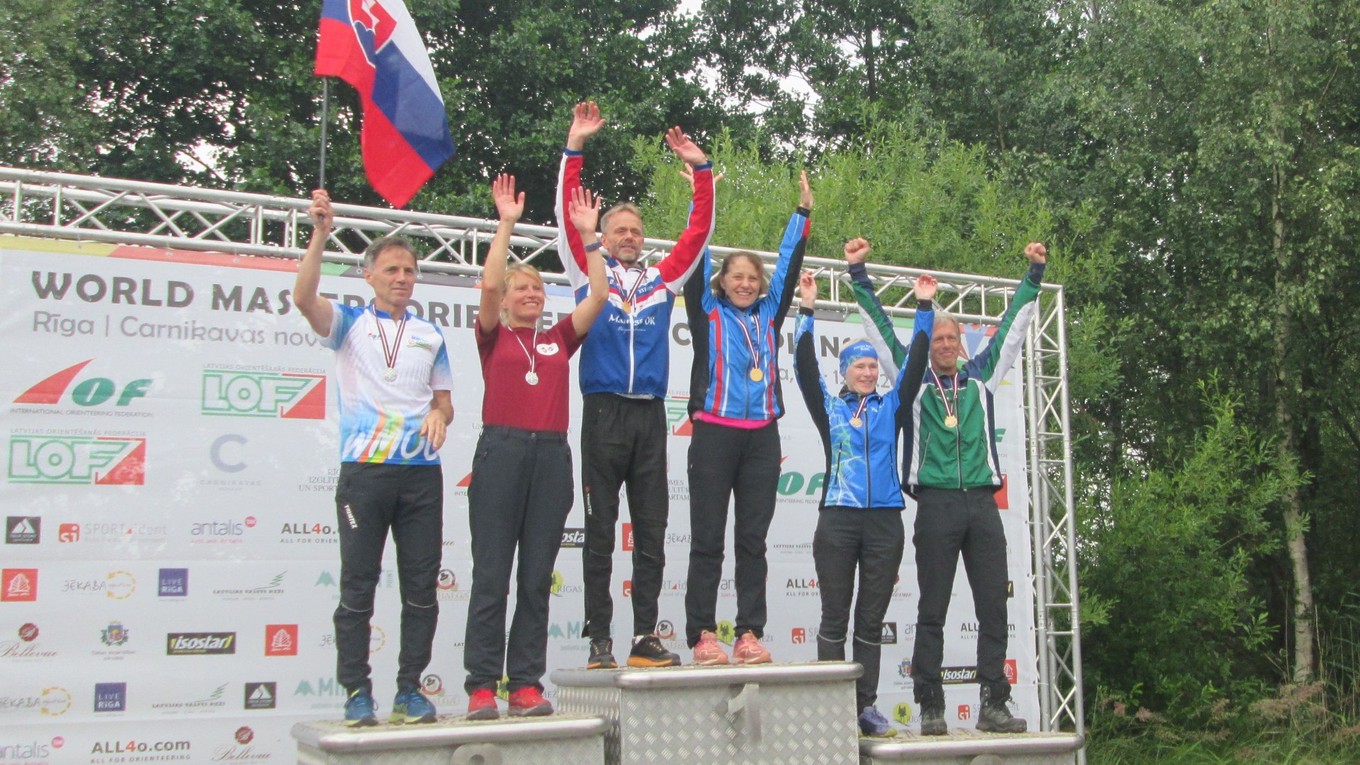 Jozef Pollák (vľavo) na striebornej priečke na stupňoch víťazov.