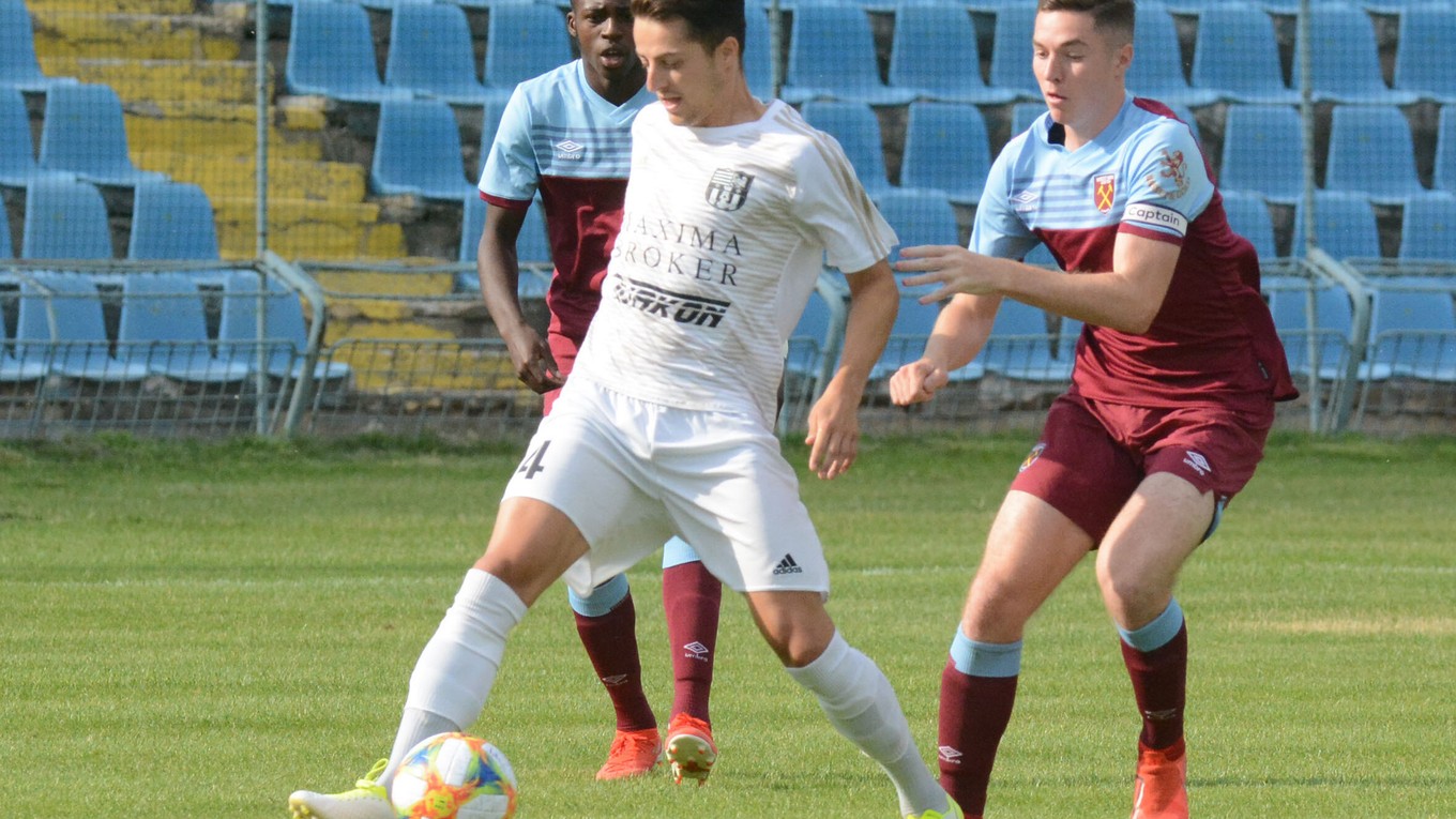 Kamil Karaš popri futbale študuje na vysokej škole právo.