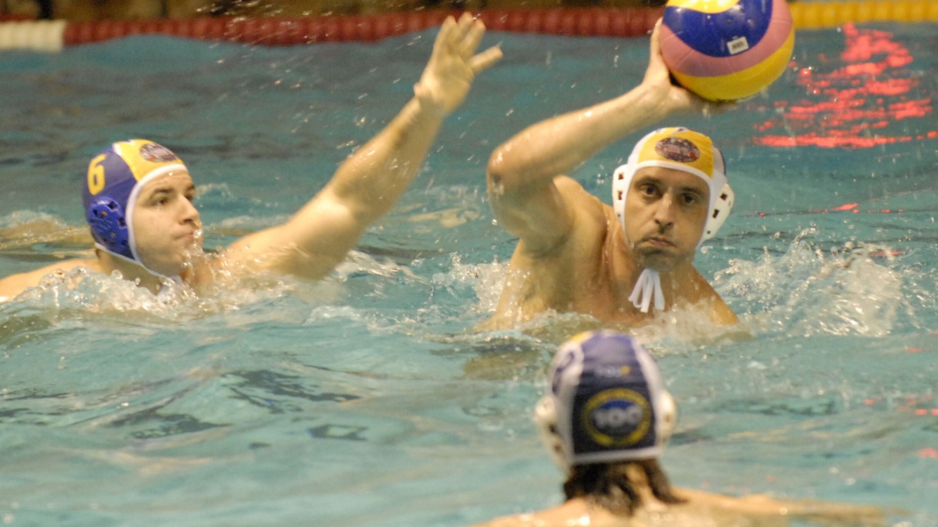 Róbert Kaid (s loptou) oslávil jubileum.