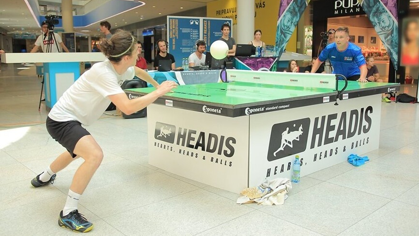 Pri headis ide o hlavičkovanie na stolnotenisovom stole.