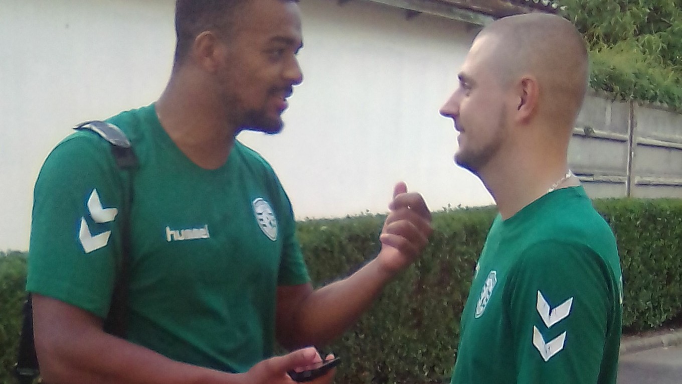 Takto pred rokom. Gatine (vľavo) a Benický si mali po zápase v Maďarsku čo povedať.