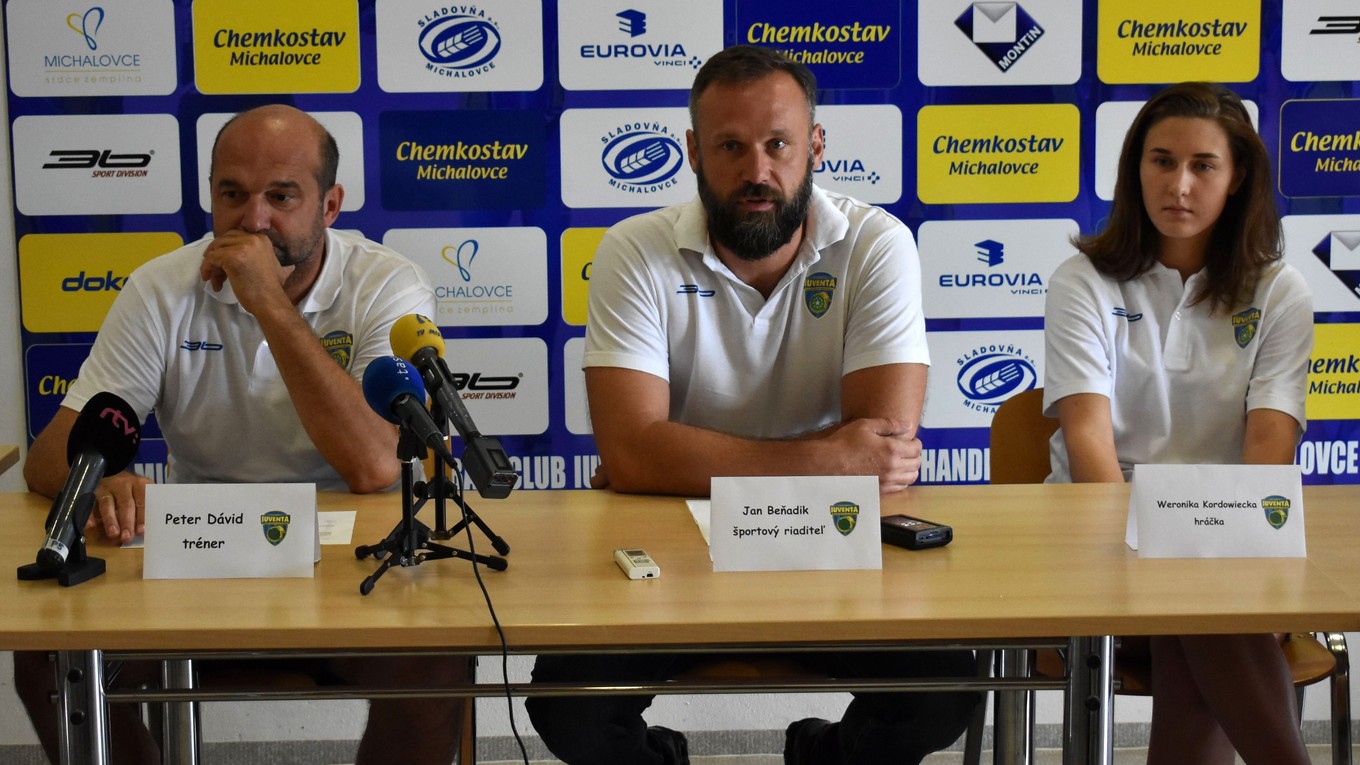 Nová akvizícia Iuventy Weronika Kordowieska v spoločnosti Petra Dávida (vľavo) a Jána Beňadika.