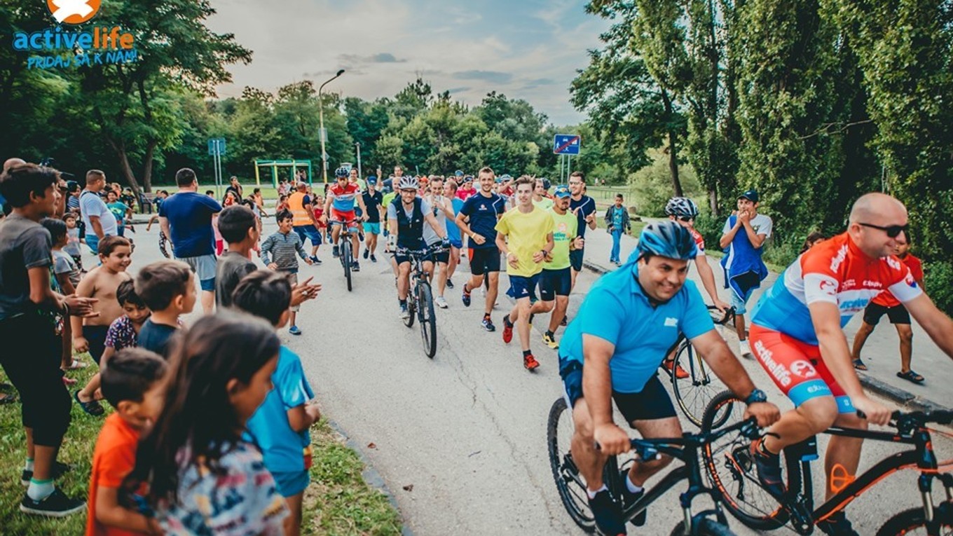 Ako cyklista si zašportoval i starosta Šaňa (vpredu v modrom). 